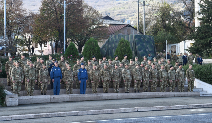   Le commandant suprême Ilham Aliyev rencontre des militaires à Khankendi  