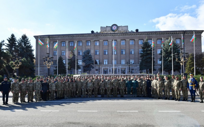  Oberbefehlshaber Ilham Aliyev traf sich in Chankendi mit Soldaten 