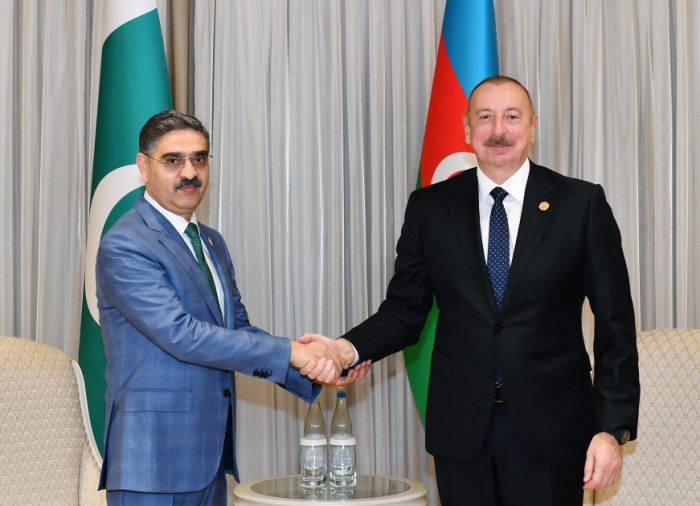   Präsident Ilham Aliyev trifft sich mit dem geschäftsführenden Premierminister Pakistans  