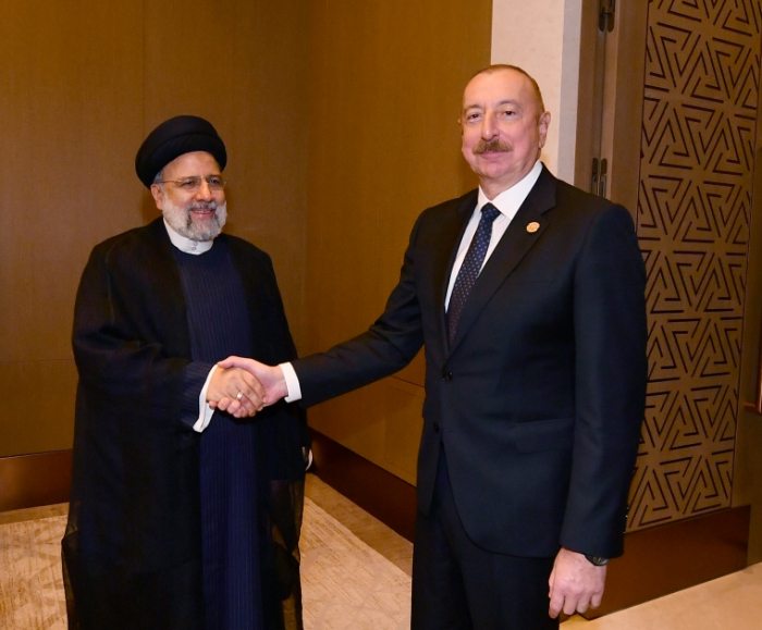   Präsident Ilham Aliyev trifft sich mit seinem iranischen Amtskollegen  