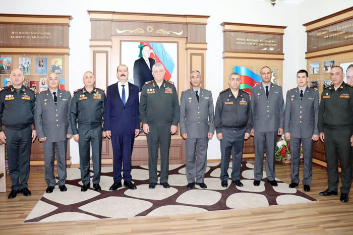  Aserbaidschan und Usbekistan diskutieren Perspektiven für die Entwicklung einer Zusammenarbeit in der militärischen Ausbildung  