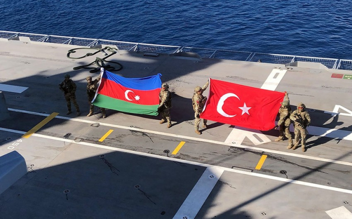   Spezialeinheiten landeten aus Hubschraubern mit den Flaggen Aserbaidschans und der Türkei auf dem Schiff   - FOTO und VIDEO    