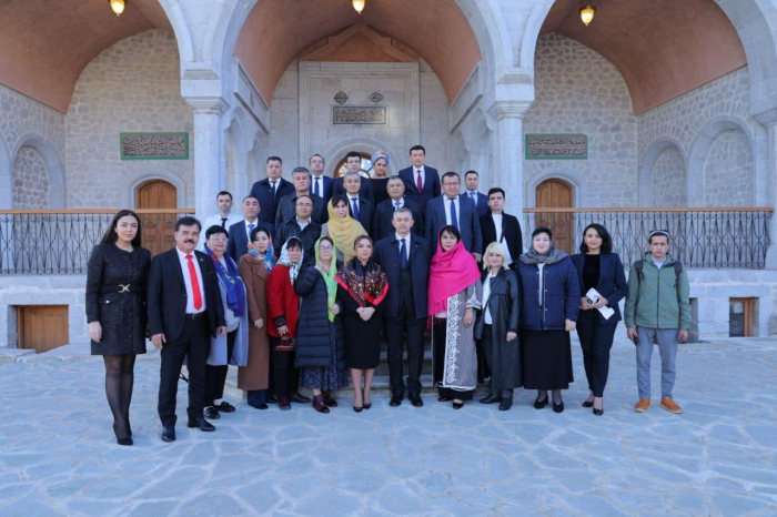   Usbekische Delegation besucht Schuscha  