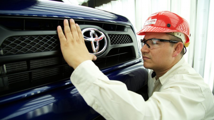       "Toyota"da əyləc problemi:    580 min avtomobil təmir ediləcək   