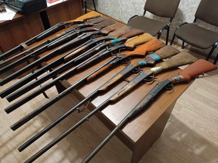    Qanunsuz saxladıqları tüfəngləri polisə təhvil verdilər  
   