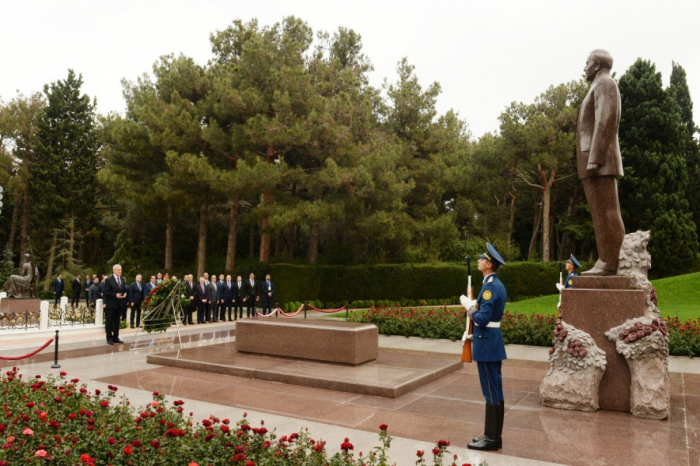  Le président irakien a visité la tombe d’Heydar Aliyev et l’Allée des Martyrs 