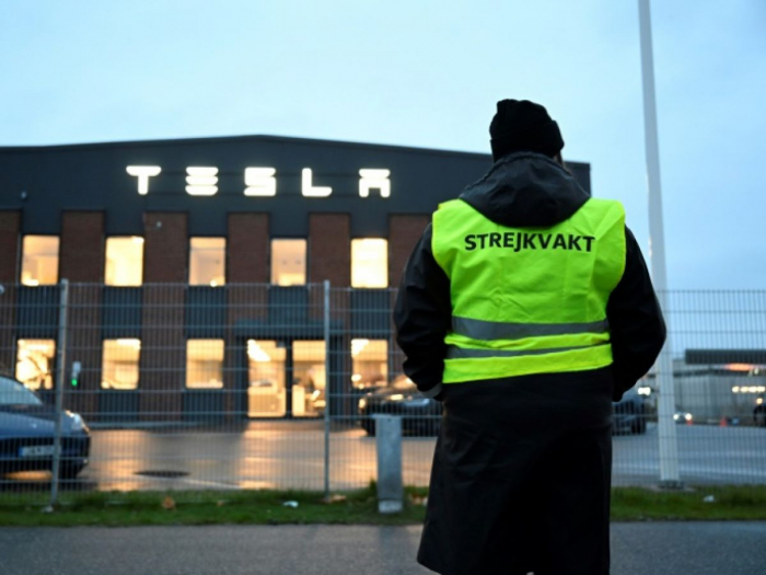 Les dockers se joignent par solidarité à la grève contre Tesla en Suède