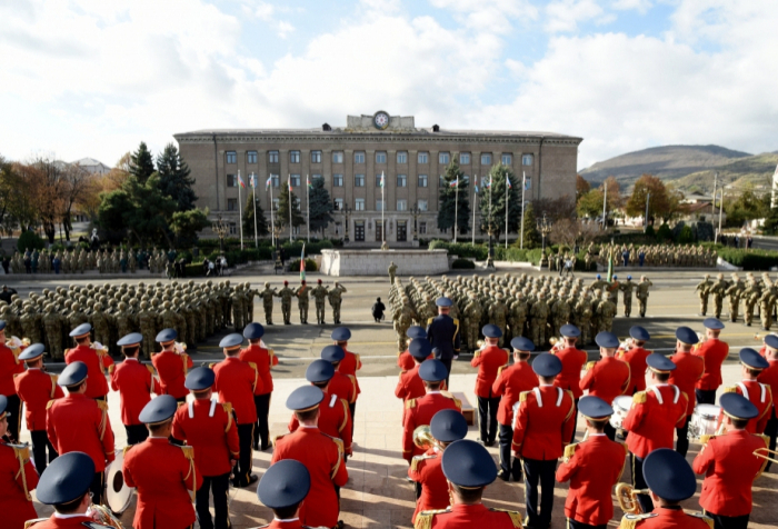   Presidente y la primera dama de Azerbaiyán asisten al desfile militar dedicado al Día de la Victoria en Khankendi  