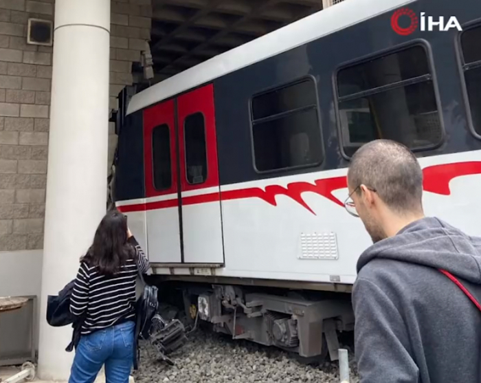    Metroda vaqon relsdən çıxaraq divarı uçurdu    - VİDEO      