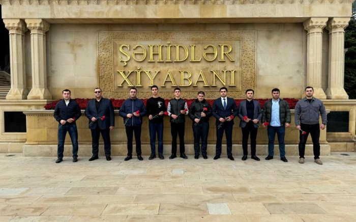 Yeniyetmə məhkumlar şəhər gəzintisinə çıxarılıb
