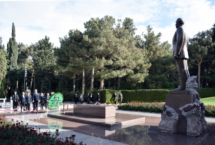 Hungarian PM visits tomb of great leader Heydar Aliyev