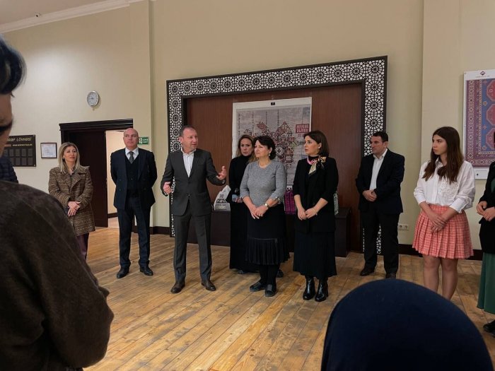    “Bağçada meyvələr”    kolleksiyasının ilk xalçalarının kəsmə mərasimi baş tutub  
