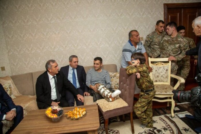    “Şəhid oldu” xəbəri çıxmış XTQ zabiti müalicədən sonra evə gətirilib -    FOTO     
   