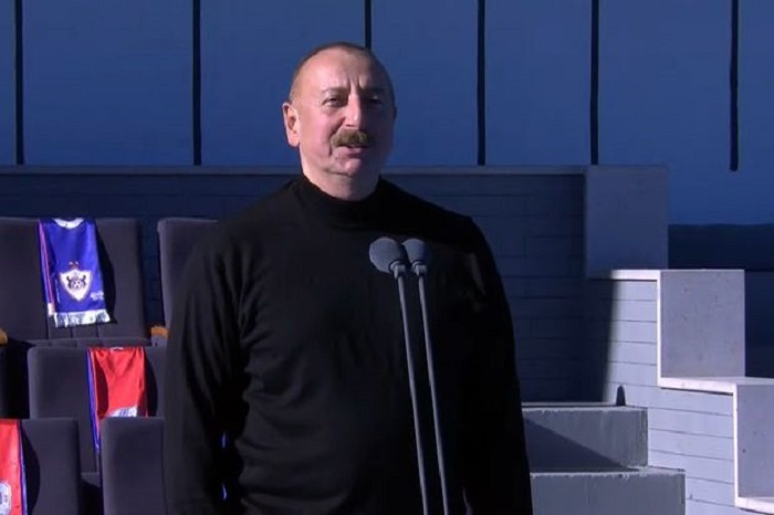  Le président Ilham Aliyev prononce un discours avant le match de football à Khankendi