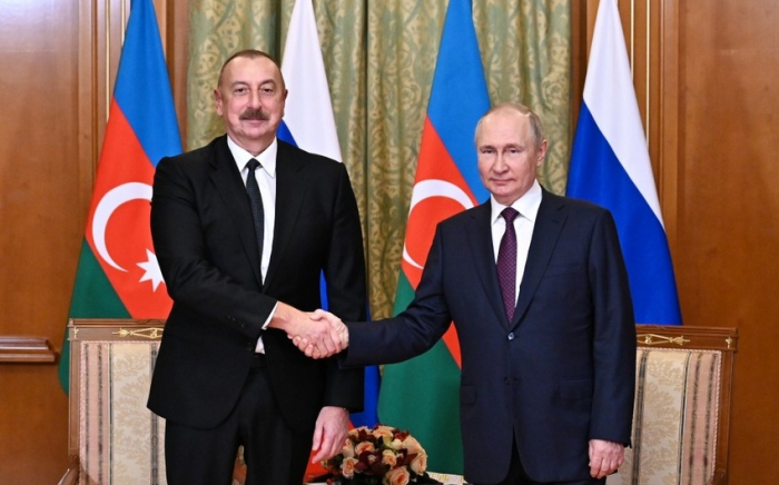  Le président Ilham Aliyev reçoit un coup de fil de son homologue russe