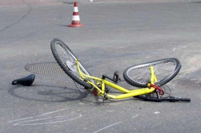 Şirvanda avtomobil velosipedçini vurub  
