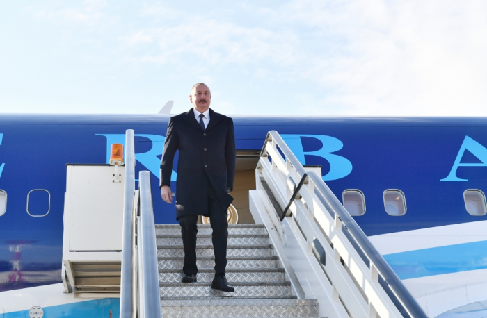   Präsident Ilham Aliyev trifft zu einem Arbeitsbesuch in Serbien ein  