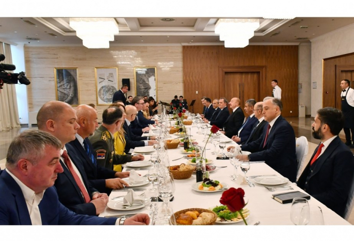   Präsident Ilham Aliyev und Präsident Serbiens halten ein erweitertes Treffen ab  