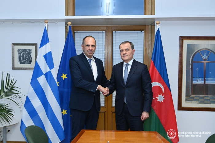  Cancilleres de Azerbaiyán y Grecia discuten la cooperación bilateral 