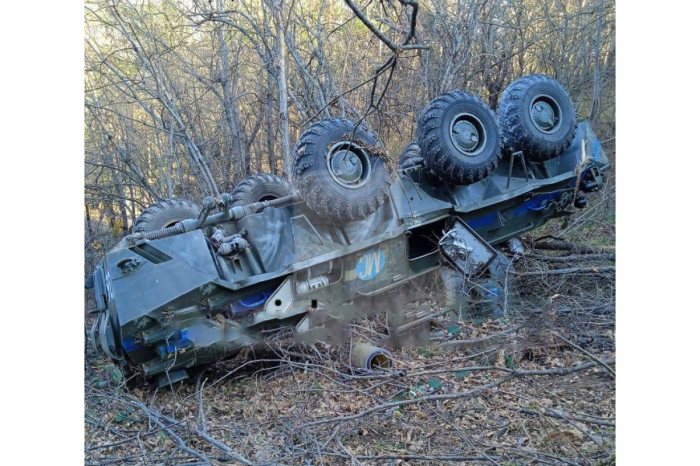   Gepanzerter Truppentransporter russischer Friedenstruppen stürzt im aserbaidschanischen Chankendi ins Tal  