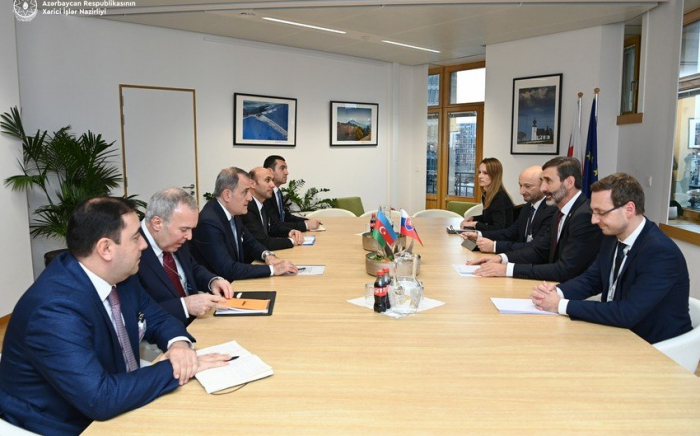   Aserbaidschanischer Außenminister trifft sich mit seinem slowakischen Amtskollegen  
