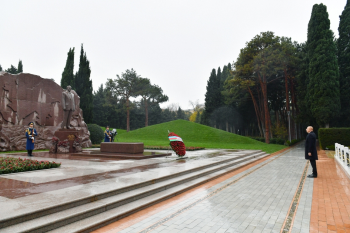  Le président Ilham Aliyev    se recueille devant la tombe du leader national Heydar Aliyev - PHOTOS