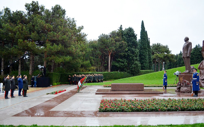   Azerbaijani Defense Ministry senior staff visits Alley of Honor -   VIDEO    