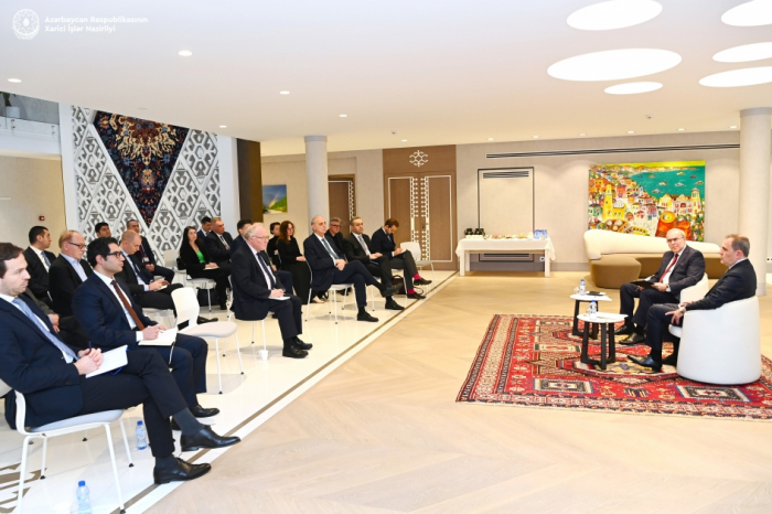  Aserbaidschanischer Außenminister trifft sich mit Vertretern von Medien und einflussreichen Denkfabriken  