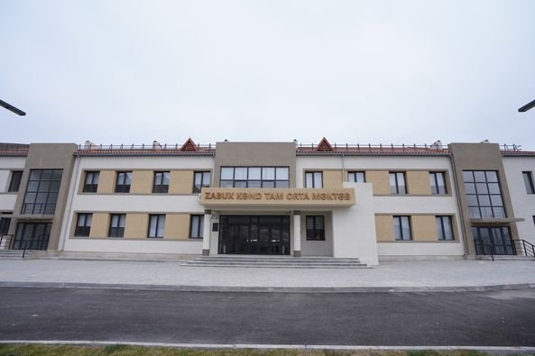   Im aserbaidschanischen Dorf Zabuch nimmt die weiterführende Schule ihren Betrieb auf  