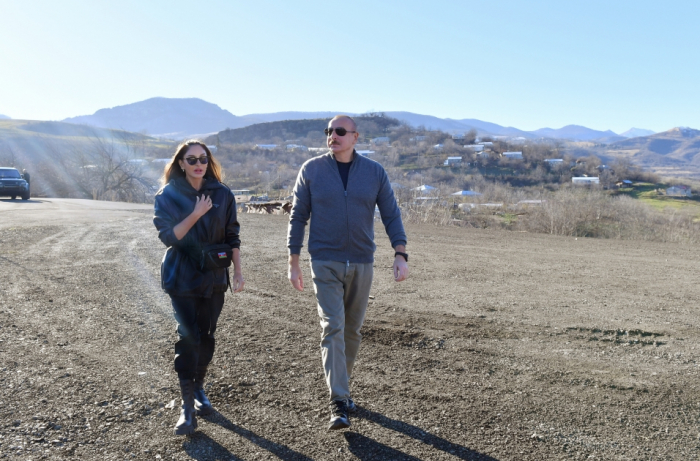   Ilham Aliyev et Mehriban Aliyeva visitent le bourg de Qirmizi Bazar de la région de Khodjavend  