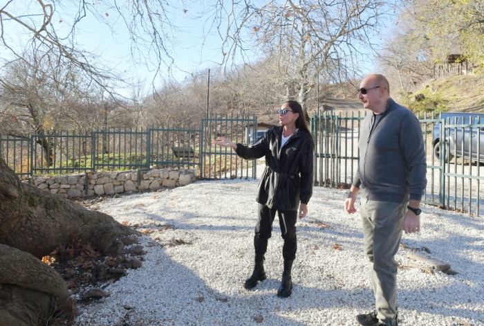  Visite du complexe monumental « Platane - lieu sacré » dans la région de Khodjavend 