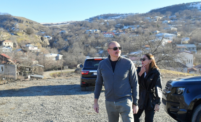   Präsident Ilham Aliyev und First Lady Mehriban Aliyeva besichtigen das Dorf Schuschakend im Bezirk Chodschali  