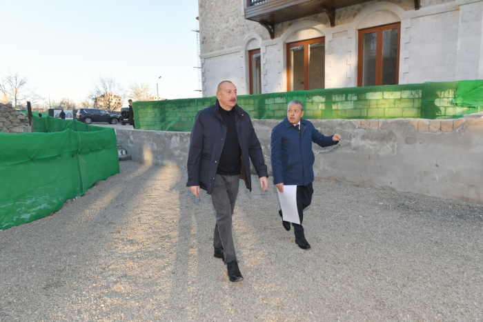  Le président Ilham Aliyev prend connaissance des travaux de construction et de restauration à Choucha 