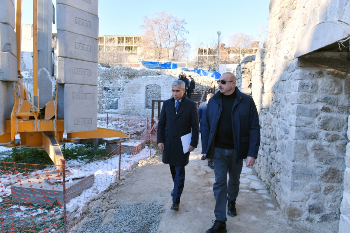 Ilham Aliyev prend connaissance des travaux de restauration réalisés à la mosquée Achaghy Göhver Agha