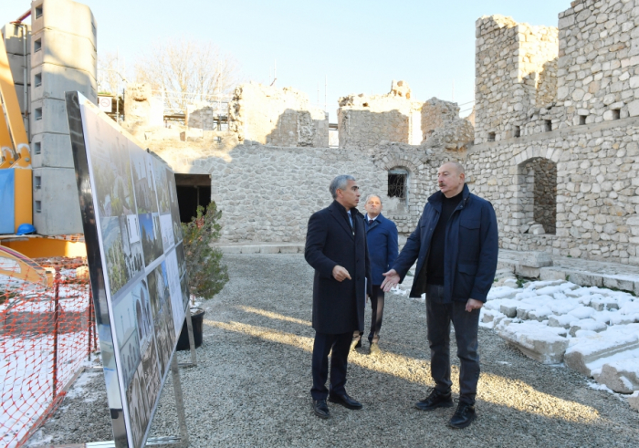   Aserbaidschanischer Präsident betrachtet den Restaurierungsfortschritt der Aschaghi-Govhar-Agha-Moschee in Schuscha  
