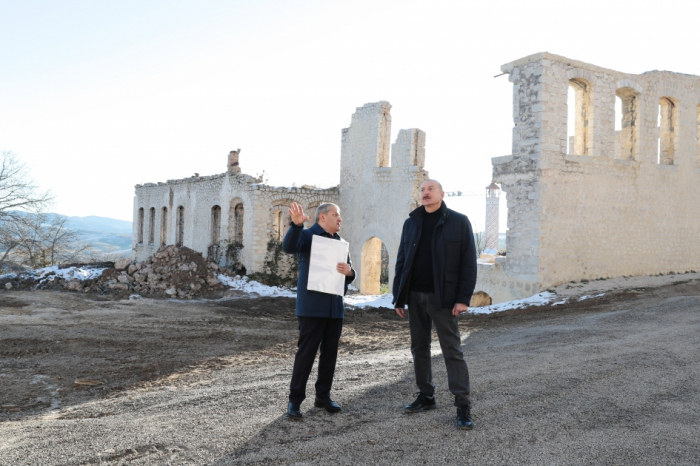  Präsident Ilham Aliyev inspiziert den Baufortschritt in der Karabach-Straße in Schuscha  