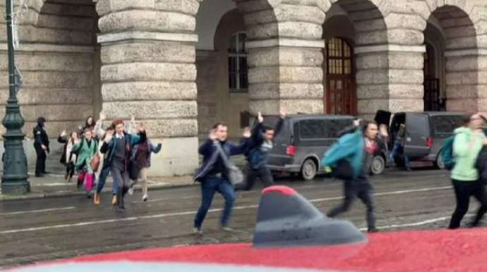  Bei einer  Schießerei an einer Universität  in der Tschechischen Republik wurden  15 Menschen getötet und verletzt  