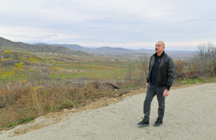   Präsident Ilham Aliyev besucht mehrere Dörfer in Chodschali  