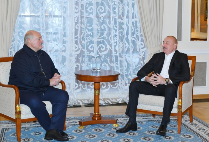   Präsident Ilham Aliyev trifft sich mit seinem belarussischen Amtskollegen  