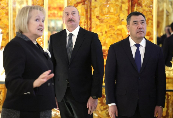   Präsident Ilham Aliyev macht sich mit dem Katharinenpalast in St. Petersburg vertraut  