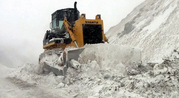   Versorgungsstraßen in befreiten aserbaidschanischen Gebieten werden von der Schneedecke befreit  