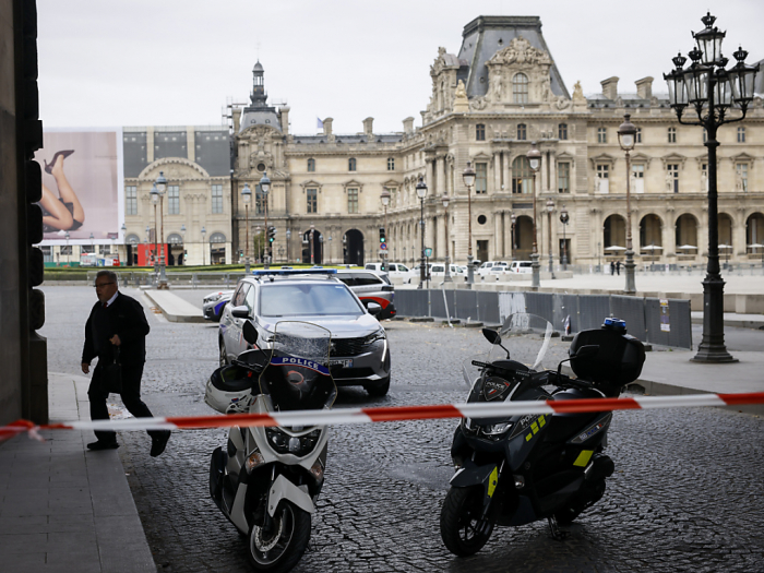 France: le château de Versailles évacué après une alerte à la bombe