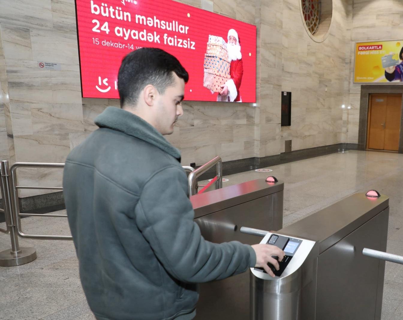    Metronun bütün stansiyalarında artıq QR biletlə ödəniş olacaq  
   