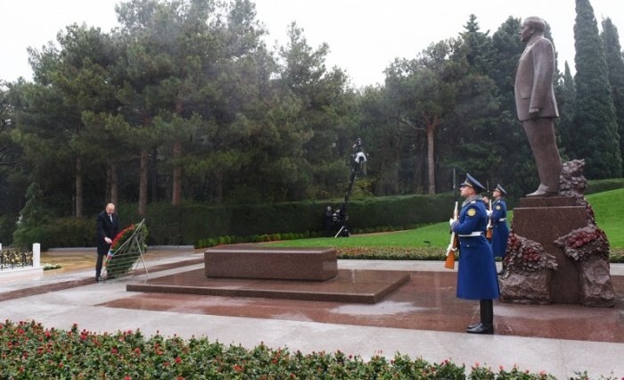  President Ilham Aliyev visits grave of National Leader Heydar Aliyev 