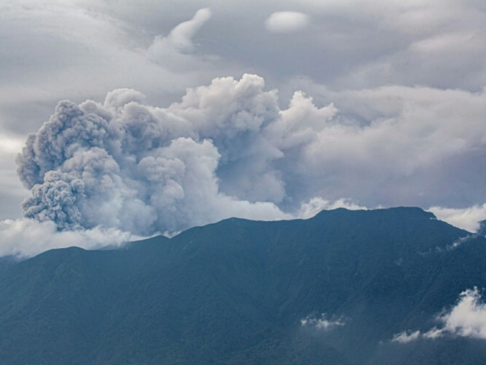 Un volcan en éruption envoie des cendres à 3 km de haut en Indonésie