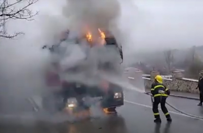    Bakı-Şamaxı yolunda avtomobil yandı -    Video      