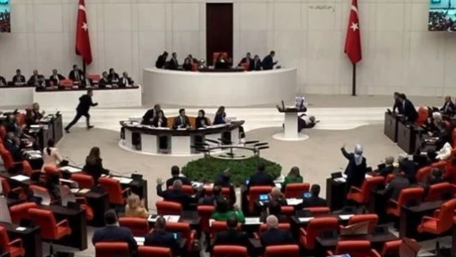    Türkiyəli deputat parlamentdə huşunu itirdi  -    Video      