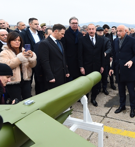  Ilham Aliyev et Aleksandar Vucic passent en revue des équipements militaires - Photos