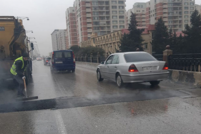    Bakıda yol ötürücüsü üzərində yaranmış aşınma aradan qaldırılıb -    Foto      