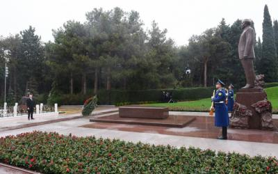  El Presidente visitó la tumba del líder nacional Heydar Aliyev 